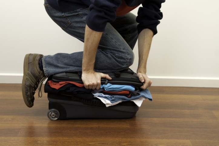 closing-overflowing-suitcase-shutterstock_61685038-1024x683